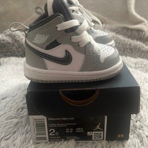 Gray infant Jordan retro 1 mid size 2 (3-6 months)